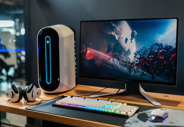 Foto di mini computer in una postazione con monitor tastiera e mouse